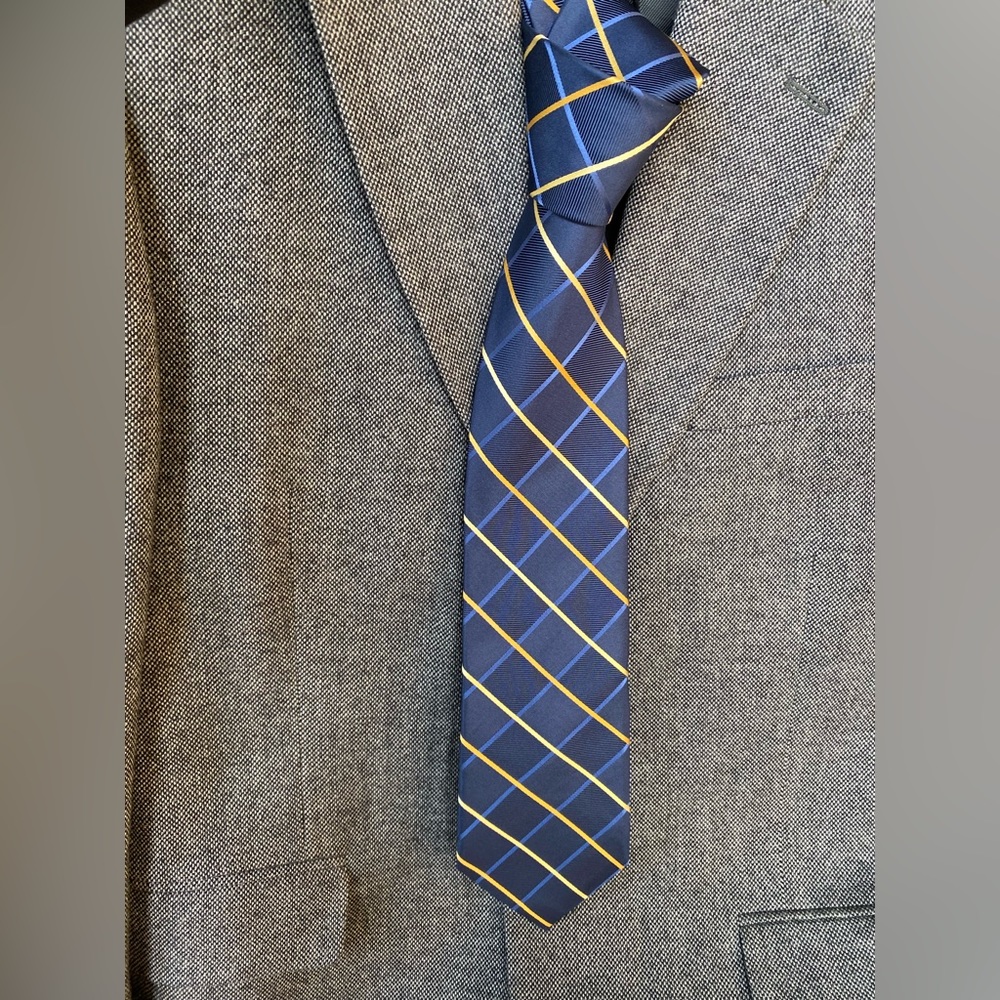 Roundtree and Yorke blue and gold silk tie